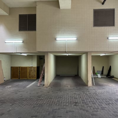 תמונה של חניון עם תאורה פלורסנטית