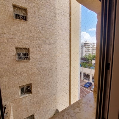 רשת יונים מותקנת על חלון בניין