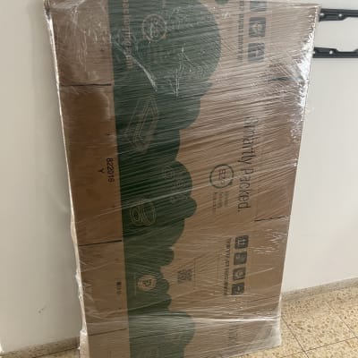 קרטון ארוז עם ניילון על רצפה