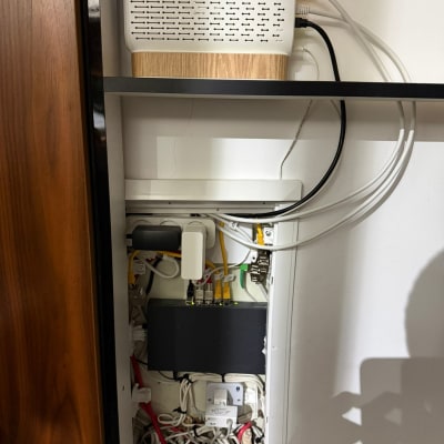 ארון תקשורת עם נתב וכבלים מחוברים