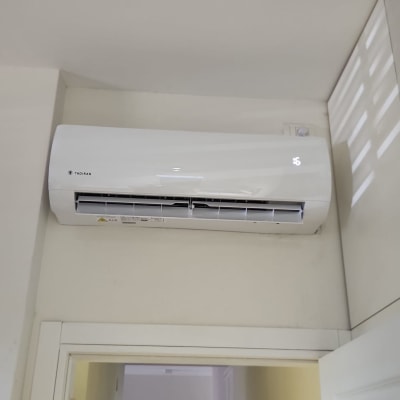 מזגן קיר לבן מותקן על קיר פנימי