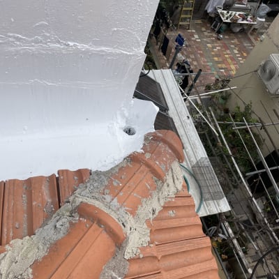 גג רעפים עם תיקון בטיח לבן