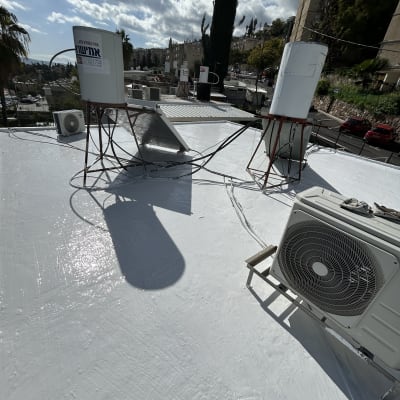 גג אטום עם חומר איטום לבן ומזגנים