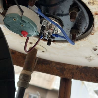 חיבורים חשמליים ותושבת מתכת בדוד שמש