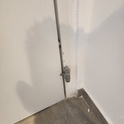 מנעול דלת מותקן על דלת לבנה