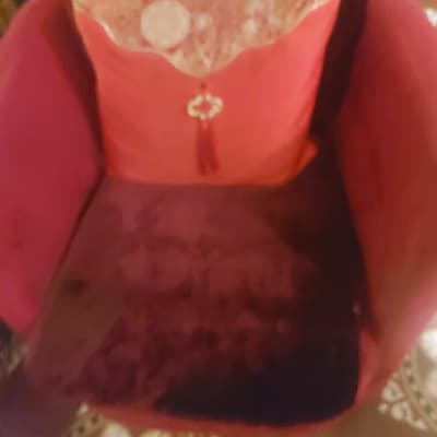 כרית אדומה עם עיטורים על כורסה