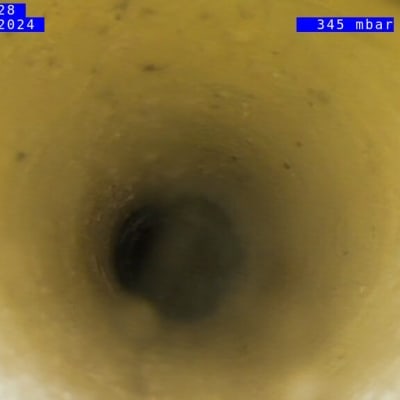 צילום פנים צינור עם מד לחץ