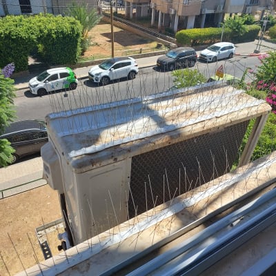 דוקרנים למניעת יונים על מזגן וחלון