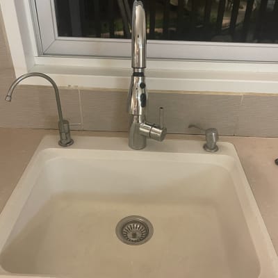כיור מטבח עם ברזים ומסננת