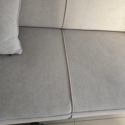 כרית וריפוד על ספה עם כלי עבודה