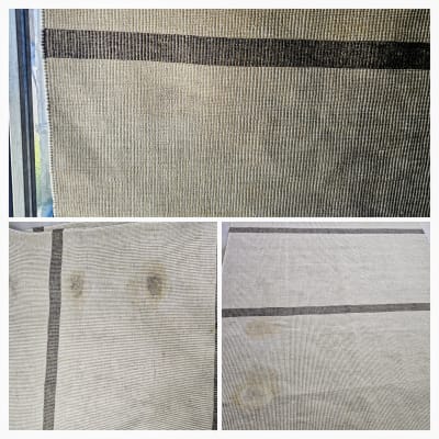 שטיח עם כתמים כהים על רקע בהיר