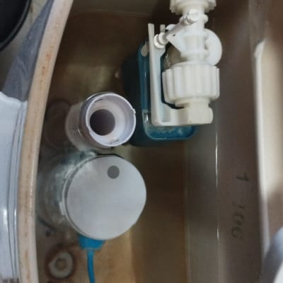 מיכל מים עם חלקים פנימיים של אסלה