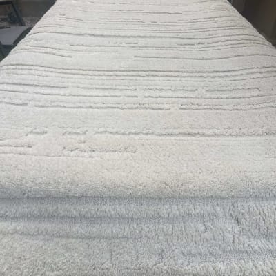 שטיח לבן נקי מונח לייבוש