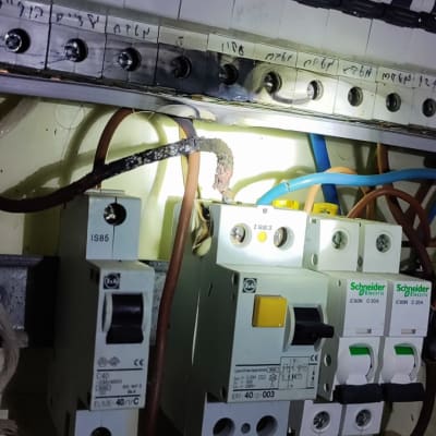 לוח חשמל עם מפסקים וחוטים צבעוניים