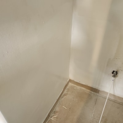 קיר צבוע, שקע חשמל, רצפה עם אבק