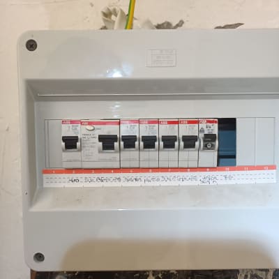 לוח חשמל עם מפסקים ומתגים