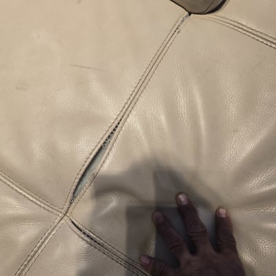 תמונה של ספה עם קרע ותיקון אפשרי