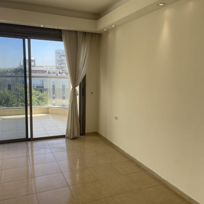 קיר לבן חלק עם תאורה עליונה