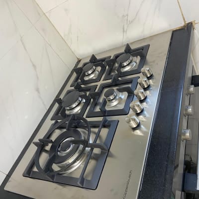 כיריים גז במטבח עם ארבעה מבערים