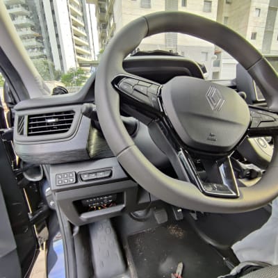 הגה רכב עם כפתורים, לוח מחוונים ומסך מגע