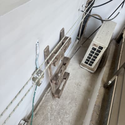 מערכת מיזוג אוויר עם חוטים וקירות בטון