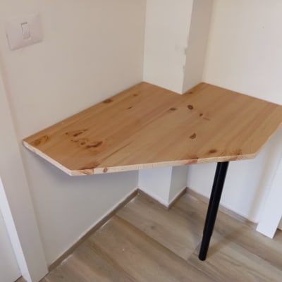 מדף עץ פינתי עם רגל מתכת שחורה