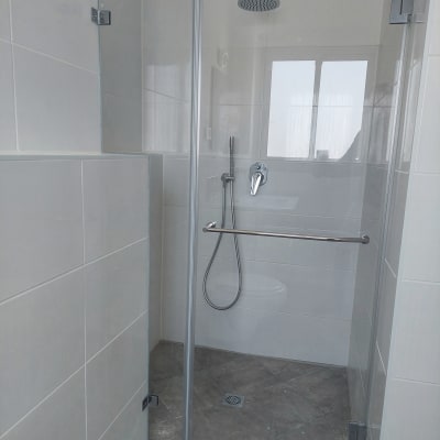 מקלחת עם דלת זכוכית, ראש מקלחת וברז