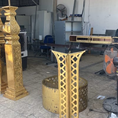 מסגרות מתכת מוזהבות עם עיטורים דקורטיביים