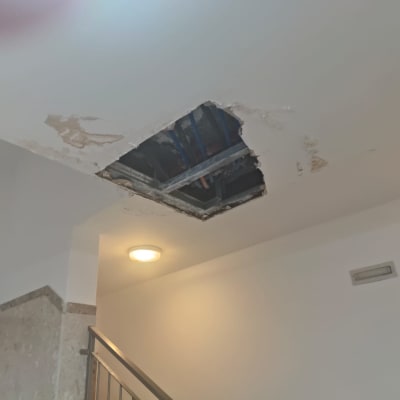 תקרה עם חור ותשתית חשופה