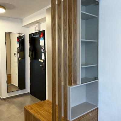 ארון עץ עם מדפים ודלתות, מחיצות עץ אנכיות