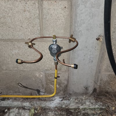 צנרת גז מותקנת על קיר בטון