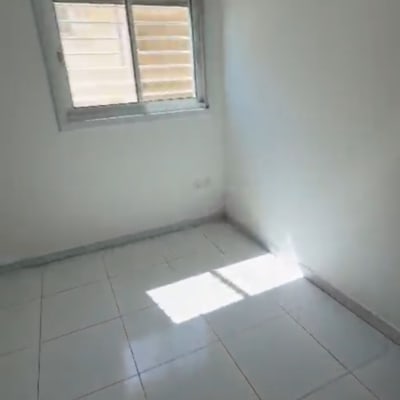 חדר ריק עם חלון ורצפת אריחים