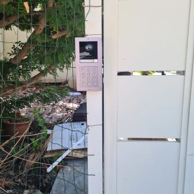 אינטרקום עם מצלמה ומקשים מותקן על עמוד