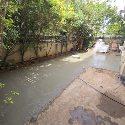 יציקת בטון טרייה בחצר עם עצים מסביב