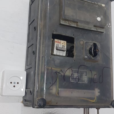 ארון חשמל עם מפסק ומתגים על קיר