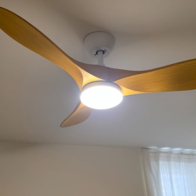 מאוורר תקרה עם תאורה דולקת בחדר