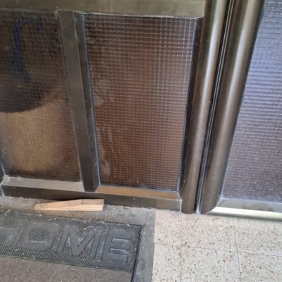 דלת זכוכית עם מסגרת מתכת ודוגמת ריבועים