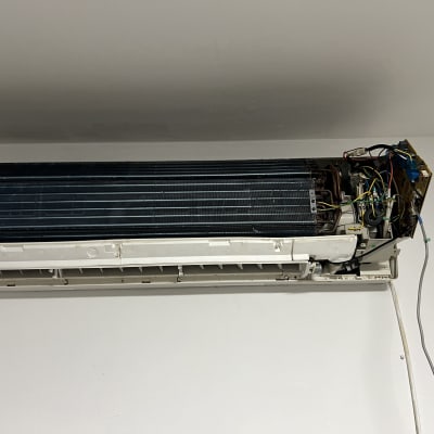 יחידת מיזוג אוויר פתוחה עם חוטים חשופים