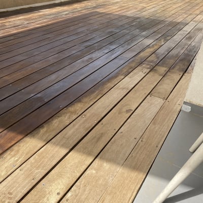 דק עץ עם גוון כהה ותאורה טבעית