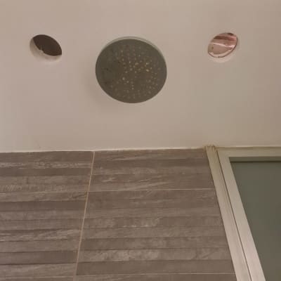 תקרת חדר עם חורים להתקנת תאורה