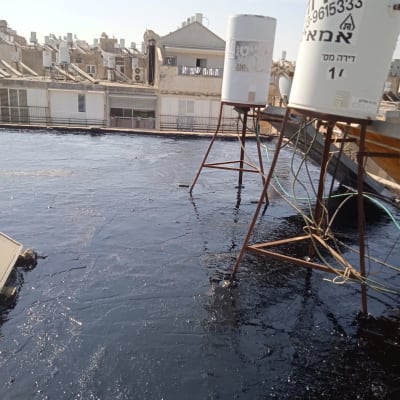 גג אטום בזפת עם דודי שמש