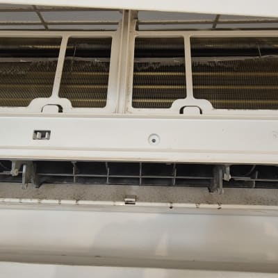 יחידת מיזוג אוויר פתוחה עם חלקים פנימיים גלויים