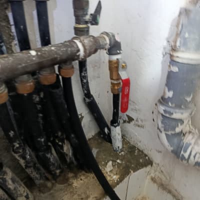 צינורות ומחברים בעבודת אינסטלציה