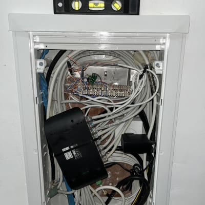 ארון תקשורת עם כבלים ומכשירים, פלס מונח למעלה