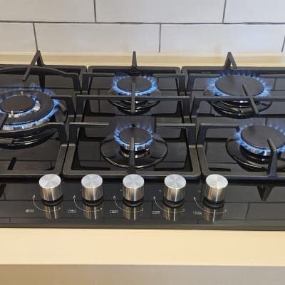 כיריים גז עם שישה מבערים דולקים