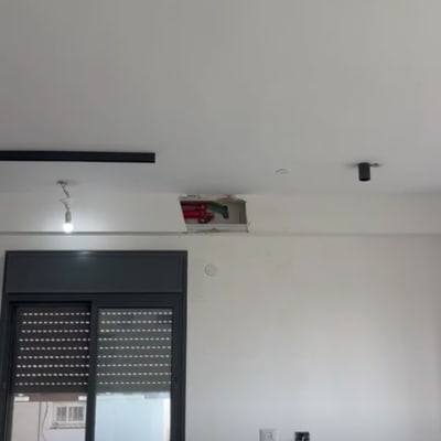 תמונה של תקרה עם ציוד כיבוי אש