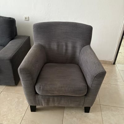 כורסה אפורה על רצפת אריחים