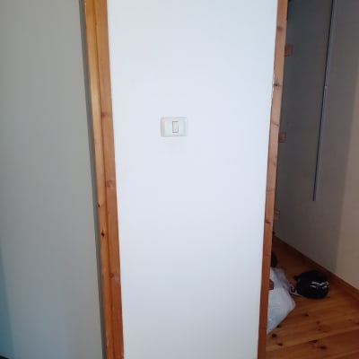 קיר גבס עם מתג תאורה ומסגרת עץ