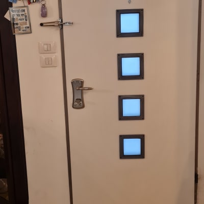 דלת לבנה עם חלונות מרובעים קטנים