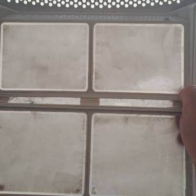 מסנן אוויר מלוכלך מוחזק ביד